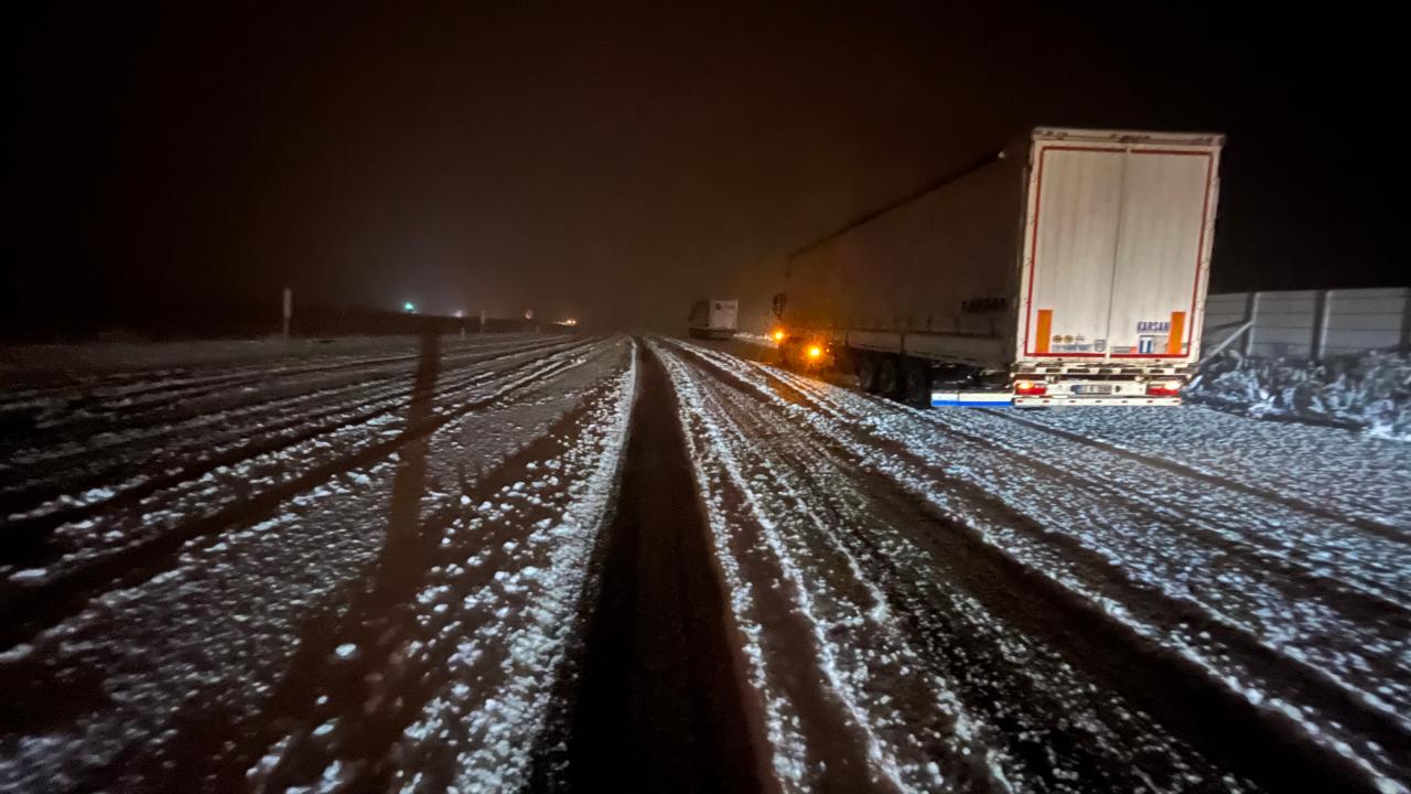 Kars'ta kar ve tipi ulaşımı felç etti