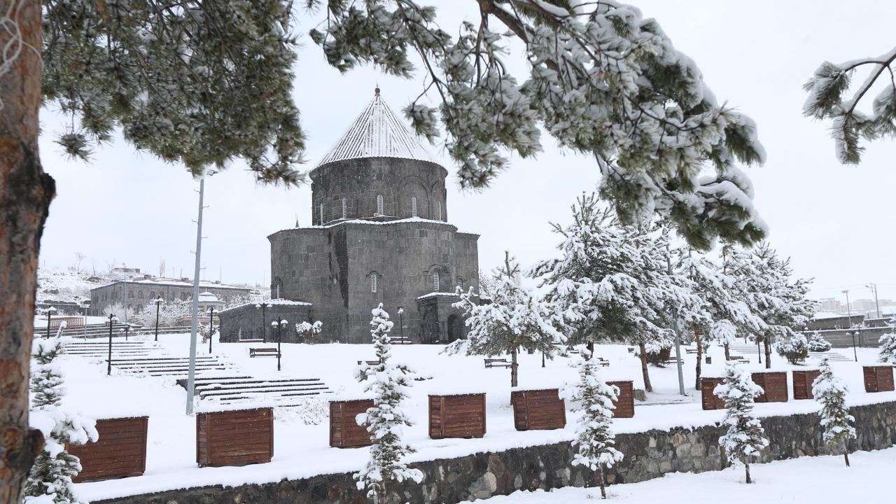 Kars'ta kar yağışı etkili oluyor