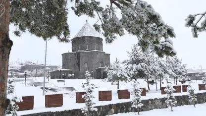 Kars'ta kar yağışı etkili oluyor
