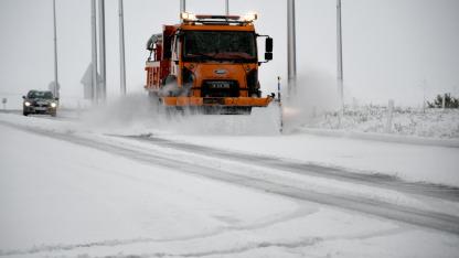 Kars'ta karla mücadele ekipleri yollarda