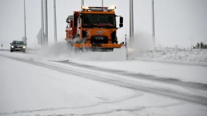 Kars'ta karla mücadele ekipleri yollarda