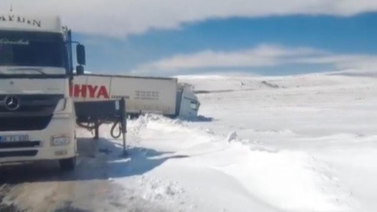 Kars’ta kayan tır yolu kapattı