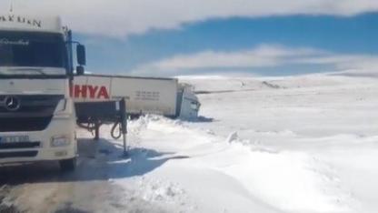 Buzlanan yolda kayan tır ulaşımı durdurdu