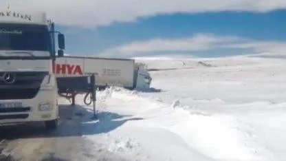 Buzlanan yolda kayan tır ulaşımı durdurdu