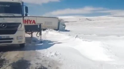 Kars’ta kayan tır yolu kapattı