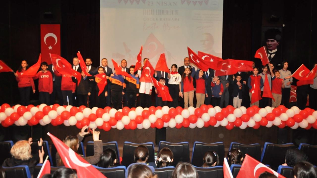 Kars’ta ki 23 Nisan kutlamalarında şehit öğrenciler anıldı