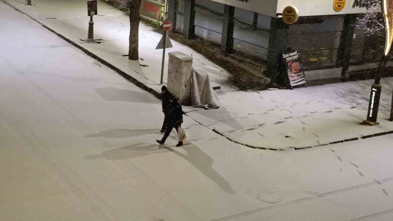 Kars’ta Nisan sürprizi: Şehir merkezi 5 dakikada beyaza büründü