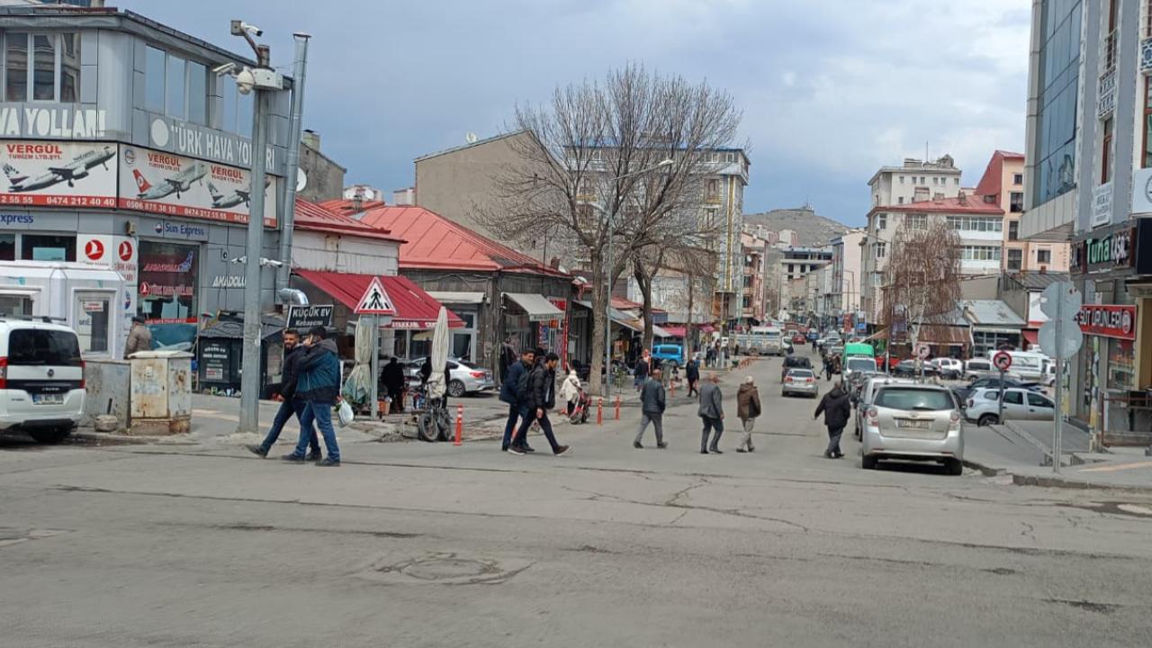 Kars’ta şiddetli rüzgar etkili oluyor