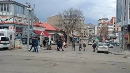 Kars’ta şiddetli rüzgar etkili oluyor