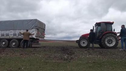Kars’ta yem ve gübre yüklü tır köy yolunda mahsur kaldı