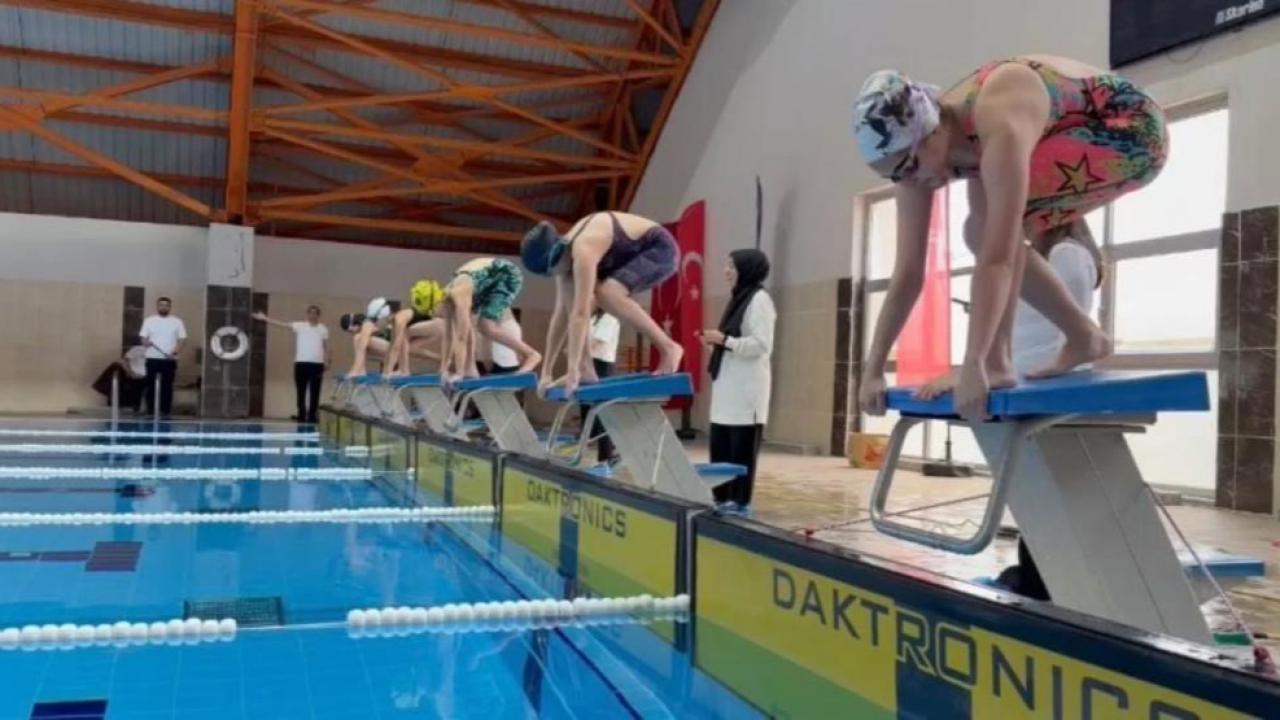 Kars’ta yüzme şöleni: Minik sporcular yarı final biletini aldı