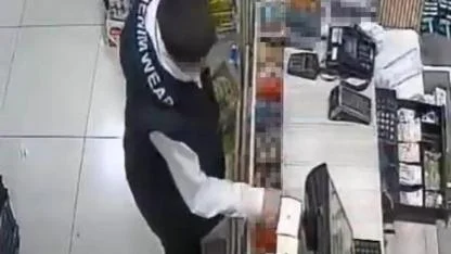 Kasiyeri oyalayıp kasa üstündeki eriği böyle çaldı