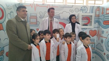 Kaymakam Kızılgüneş, miniklerle doktor önlüğü giydi