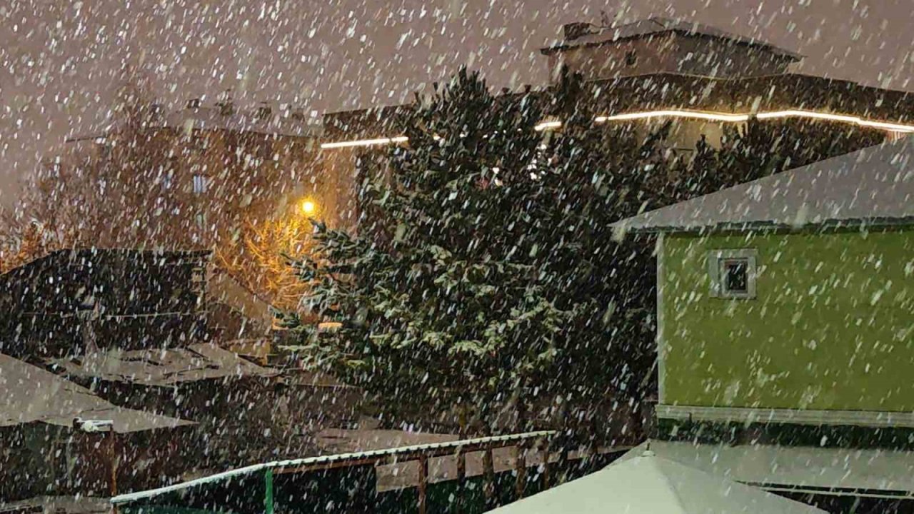 Kış geri geldi: Aşkale’de kar yağışı hayatı olumsuz etkiliyor