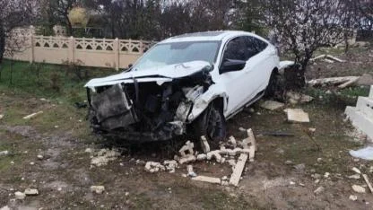 Kontrolden çıkan otomobil mezarlığa daldı