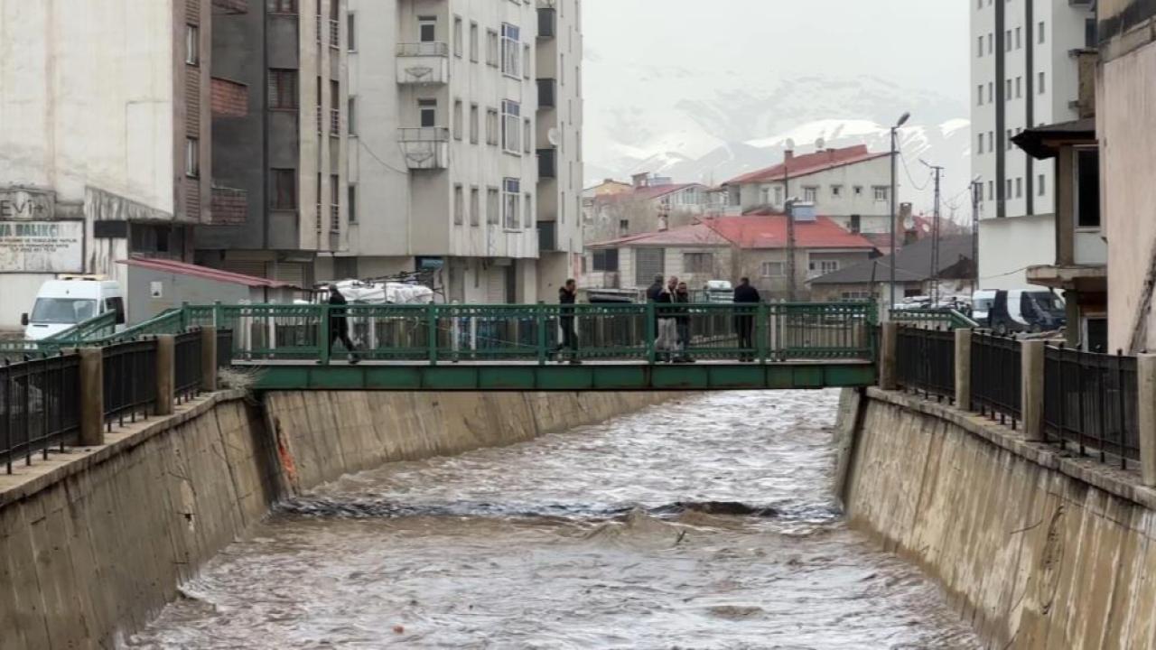 Kuruyan dereler sağanakla doldu, görsel şölen yaşandı