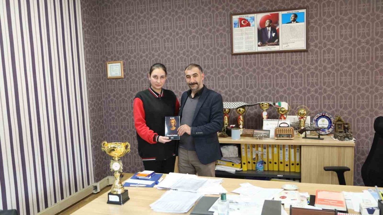 Lise öğrencisi kadın ölümlerini romanlaştırdı