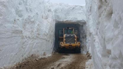 Nisan ayında kar tünellerinde çalışma