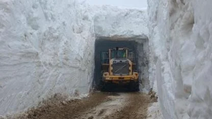 Nisan ayında kar tünellerinde çalışma