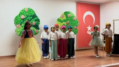 Öğrencilerden renkli tiyatro gösterisi