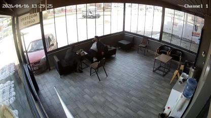 Otomobil iş yerine daldı