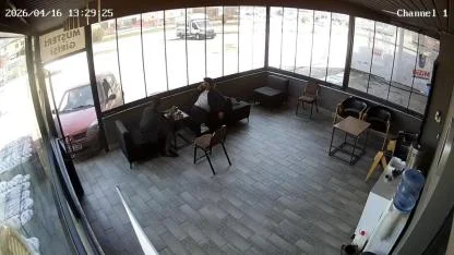 Otomobil iş yerine daldı