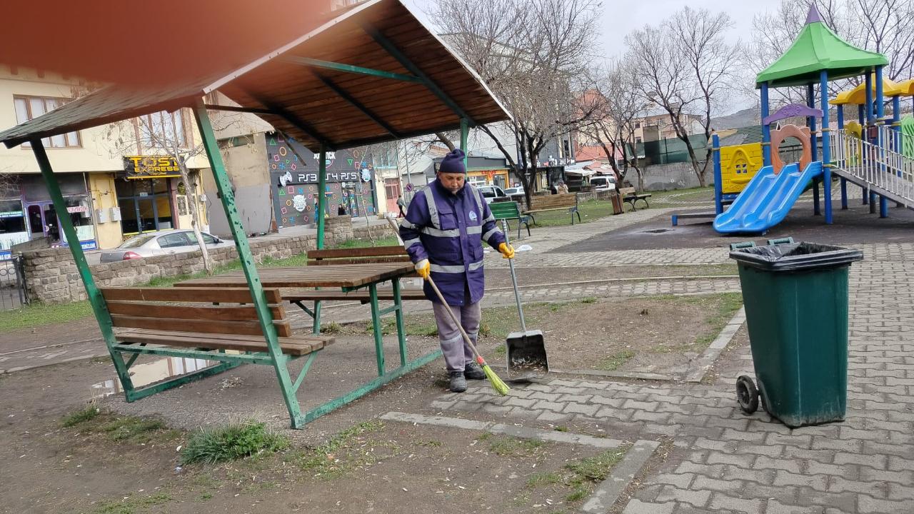 Parklarda bahar mesaisi