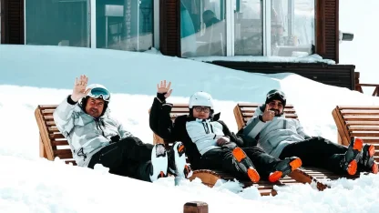 Plaj kenarı değil Palandöken’in zirvesin şezlong keyfi