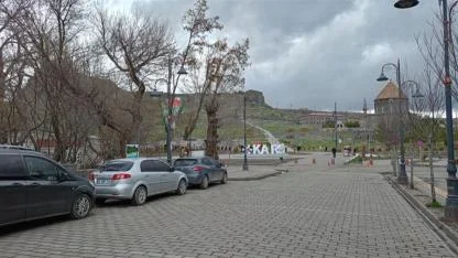 Soğuk ve yağışlı hava, Kars’ın sokaklarını ıssızlaştırıyor