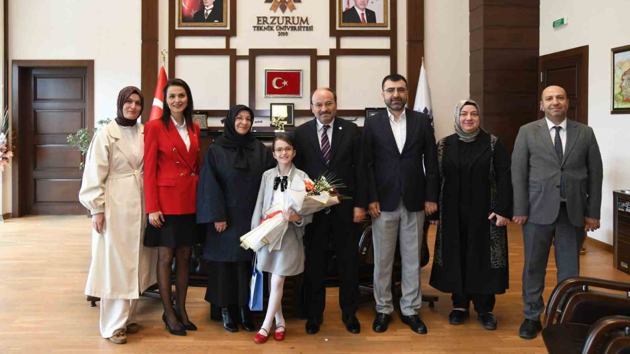 Rektör Çakmak’tan 23 Nisan jesti: Koltuk Asya Mina’ya emanet