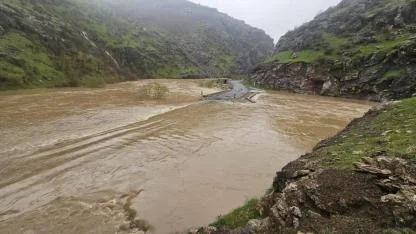 Sağanak sonrası gelen sel kara yolunu ulaşıma kapattı