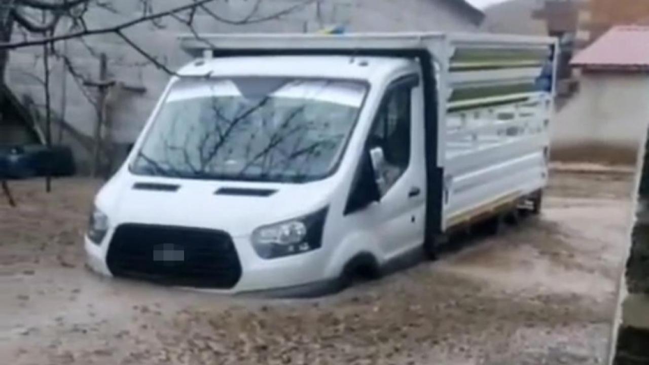 Sağanak yağış sele dönüştü ev ve ahırlar su altında kaldı