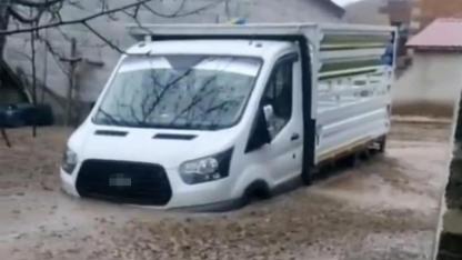 Sağanak yağış sele dönüştü ev ve ahırlar su altında kaldı