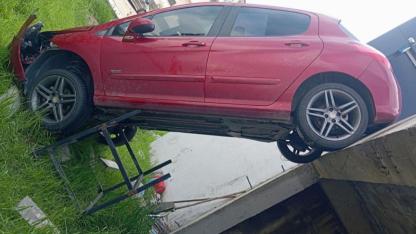 Şarampole uçan otomobil dik şekilde kaldı