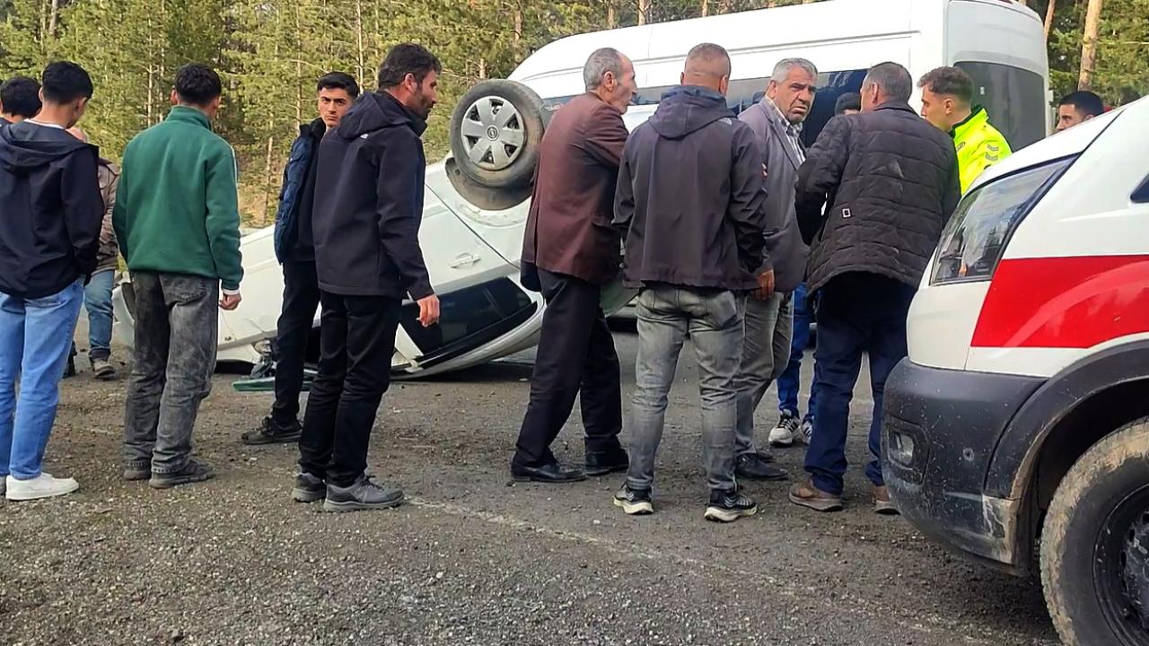 Sarıkamış'ta bariyerlere çarpan araç ters döndü