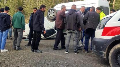Sarıkamış'ta bariyerlere çarpan araç ters döndü