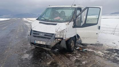 Sarıkamış’ta kontrolden çıkan kamyonet şarampole uçtu