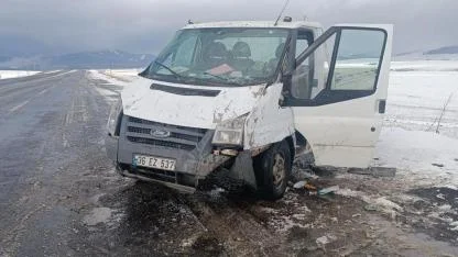 Sarıkamış’ta kontrolden çıkan kamyonet şarampole uçtu