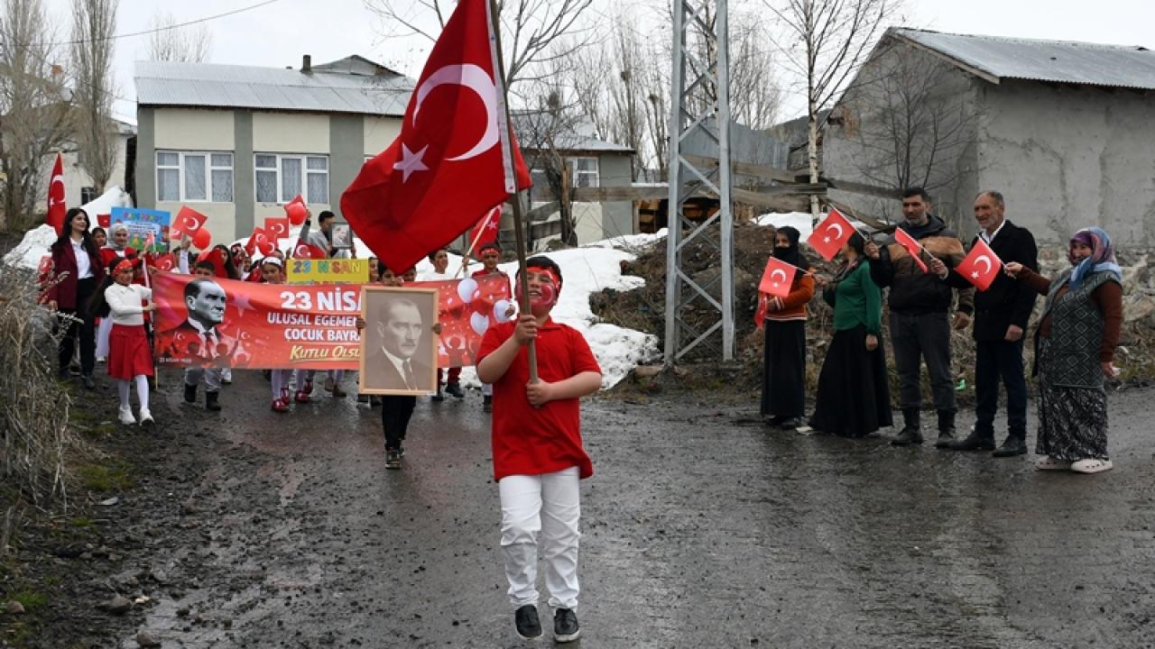 Sarıkamış’ta miniklerden anlamlı 23 Nisan yürüyüşü