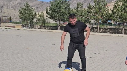 Şelale’nin "Yetenekli" müdürü: Topu iki defa potaya, kendini öğrencilerinin gönüllerine soktu