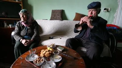 Serumla mey çalıp hastalara moral verdi