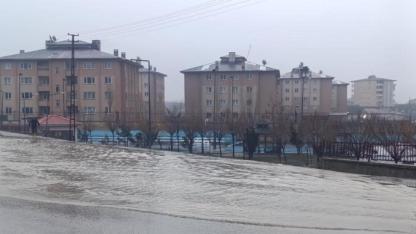 Şiddetli sağanak sonrası okul bahçesi göle döndü