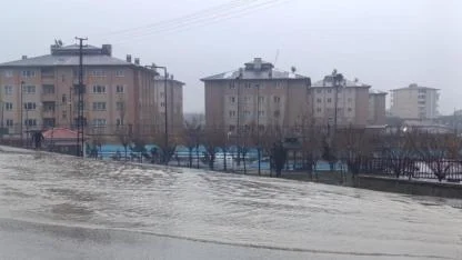 Şiddetli sağanak sonrası okul bahçesi göle döndü