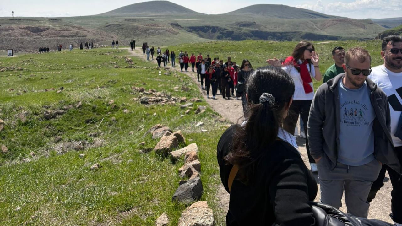 Sporcular Ani’de moral depoladı