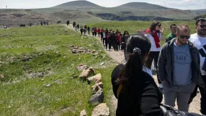 Sporcular Ani’de moral depoladı