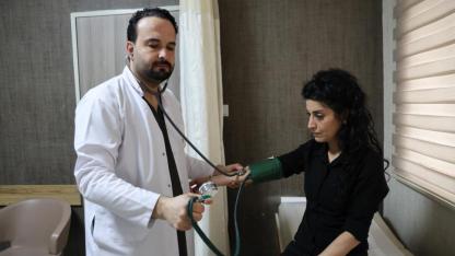 Tansiyon hastalarına uyarı, susamayı beklemeden su için