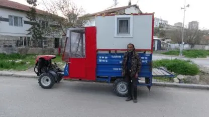 Tarım aracını eve dönüştürdü