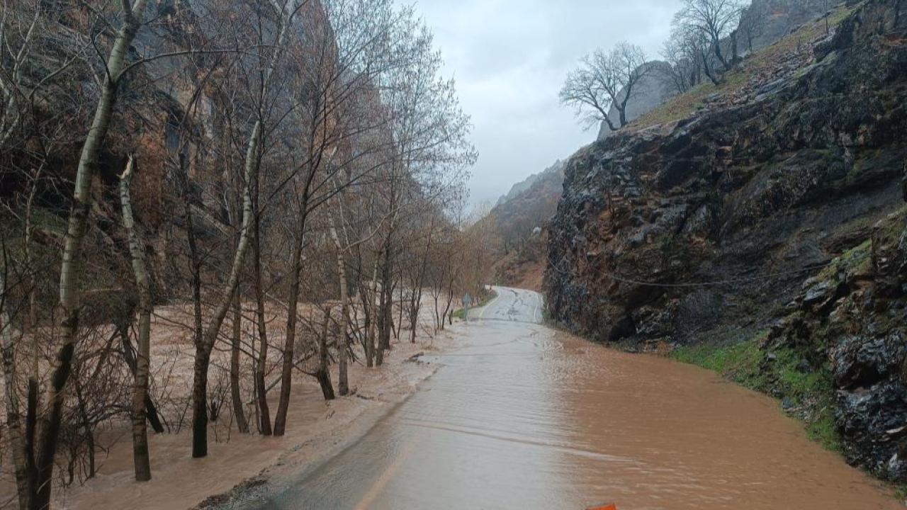 Taşan Munzur Nehri karayolunda ulaşımı tamamen kesti