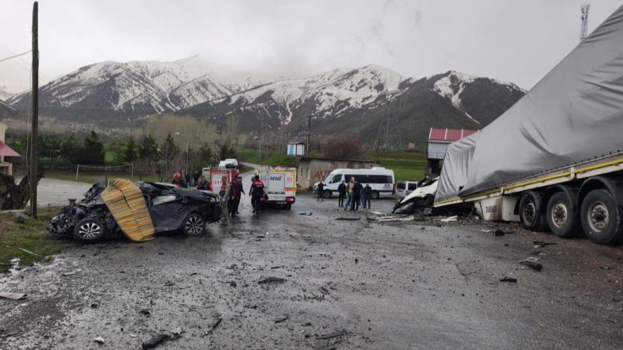 Tatvan-Van yolunda can pazarı: 2 ölü, 1 yaralı