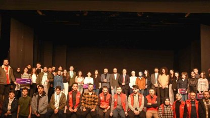 Tiyatro yarışmasında ipi Demir Ateşi göğüsledi